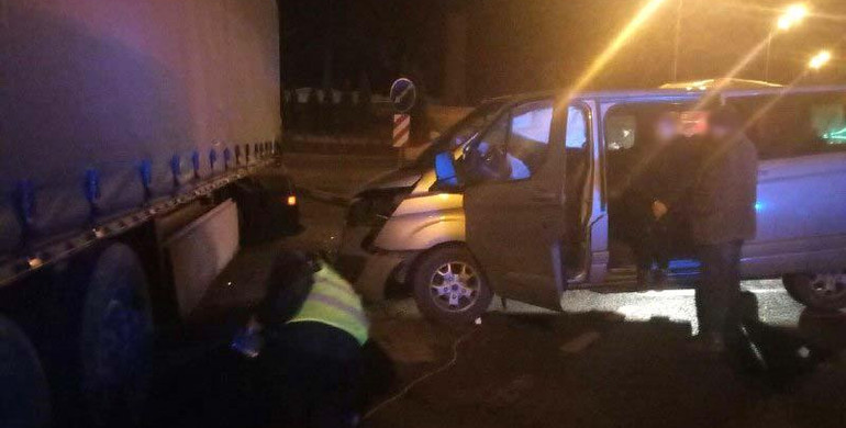 На Рівненщині вантажівка врізалася в авто: двоє травмованих